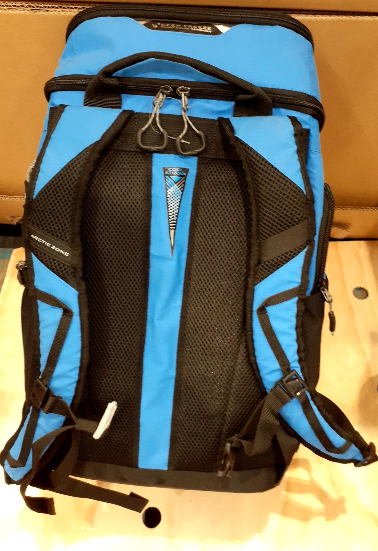 Titan cooler bag w/ ICE WALLS keeps 26 cans ice cold for 2 days FAST SHIPPING!